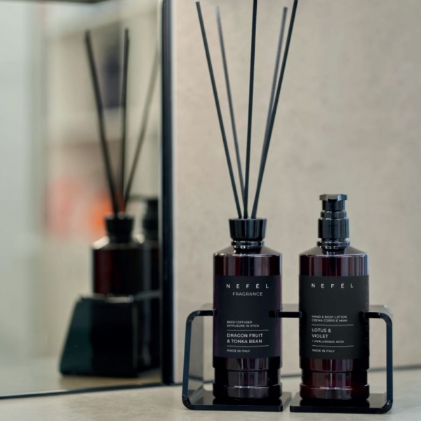 Plexiglass Stand Nero Traslucido Nefèl – Supporto da Appoggio per 2 Flaconi